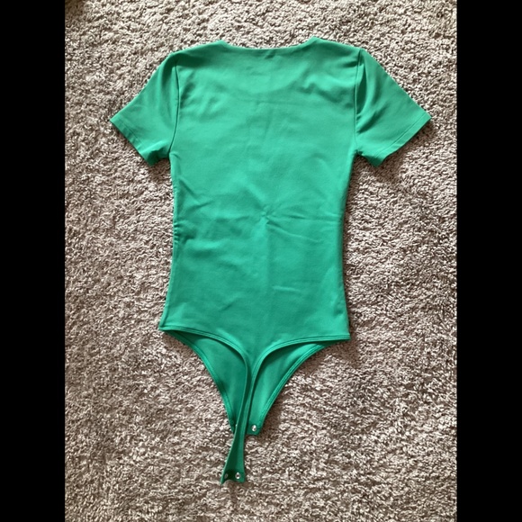 Aritzia Babaton Contour Crew Shortsleeve Bodysuit - Picture 2 of 2